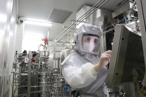 以身试药显担当 国药集团董事长亲证灭活疫苗安全有效